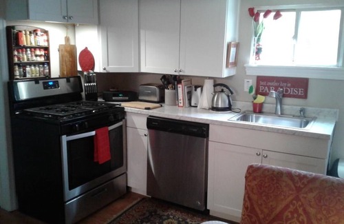 Havre De Grace House | Cozy home with fenced in yard-Dog Friendly . 2 block walk to historic downtown!
