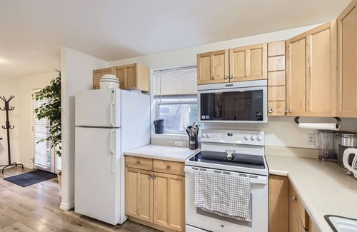 Sable Altura Chambers House | Cozy home with huge backyard and Jacuzzi near Children's/Anschutz and DIA/Denver