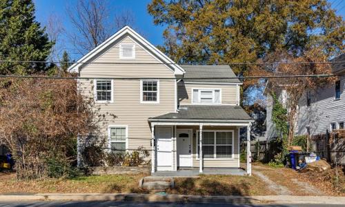 Bluemont House | Cozy House 10min to Monuments! 10min to DC by CozySuites