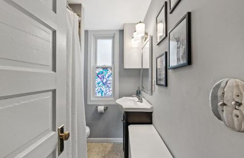 South Side Apartment | Cozy house close to Brandeis, Bentley, Moody St