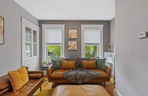 South Side Apartment | Cozy house close to Brandeis, Bentley, Moody St