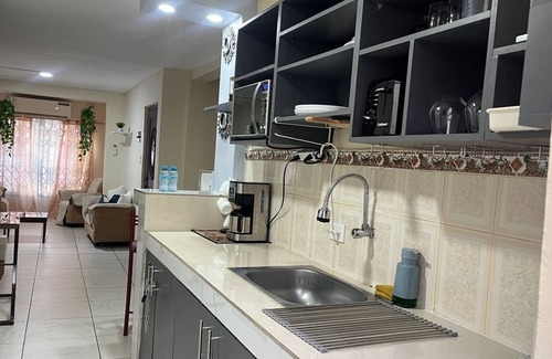 Garzota House | Cozy House in gated community w/hot water, fast wifi, by Samanes Park & Mall.