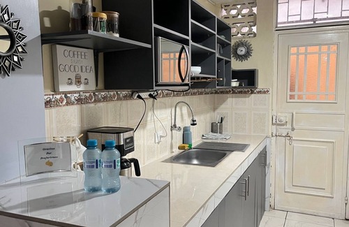 Garzota House | Cozy House in gated community w/hot water, fast wifi, by Samanes Park & Mall.