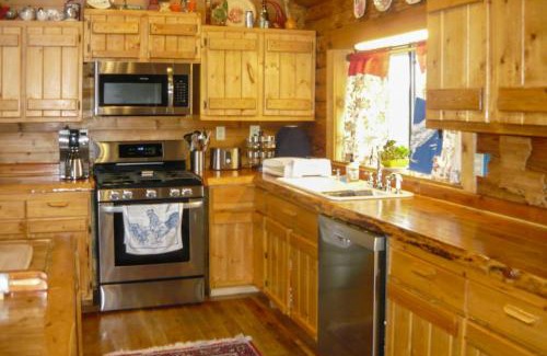 Cameron House | Cozy Immaculate Cabin - Peaceful Retreat!