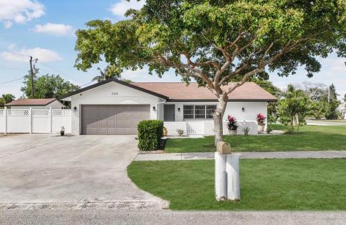 Marco Island House | Cozy inland home with backyard and steps to shopping