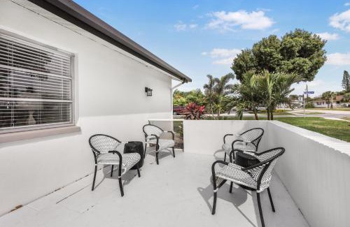 Marco Island House | Cozy inland home with backyard and steps to shopping