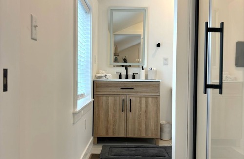 Town of Kirkland Apartment | Cozy, inviting, brand-new studio ideal for individuals and/or couples