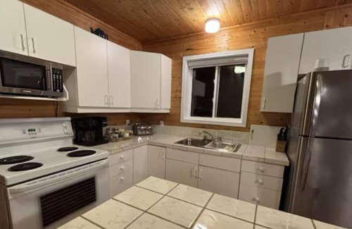 St. Charles Cottage | COZY LAKE FRONT COTTAGE ON NEPEWASSI LAKE