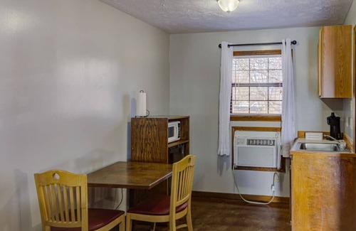 Redwood Hotel | Cozy Lake Front Room! H3