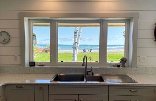 Collingwood House | Cozy Lake House and Coach Home - 5 minutes to downtown & 10 minutes to ski hills