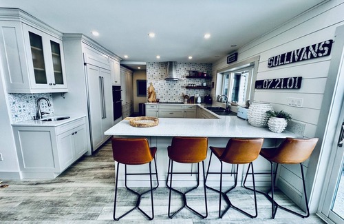 Collingwood House | Cozy Lake House and Coach Home - 5 minutes to downtown & 10 minutes to ski hills