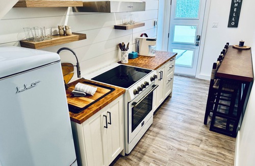 Collingwood House | Cozy Lake House and Coach Home - 5 minutes to downtown & 10 minutes to ski hills