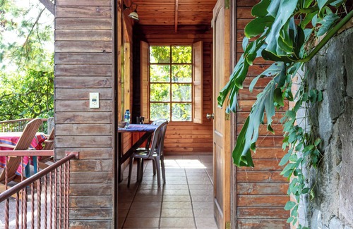 San Juan La Laguna House | Cozy lakefront Bungalow looking at beautiful Lake Atitlan
