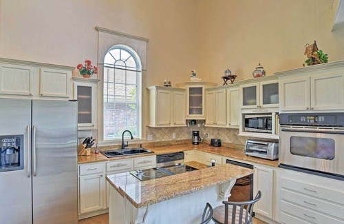 Benton House | Cozy Lakefront Benton Home ~ 20 Mi to Shreveport!