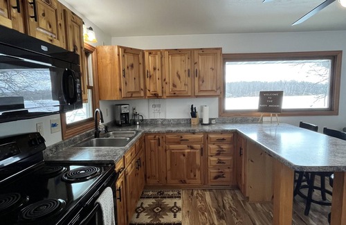 New Auburn Cabin | Cozy Lakefront Cabin w/Stunning Views & Pontoon!