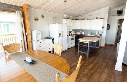Saint Laurent Cabin | Cozy Lakefront Cottage