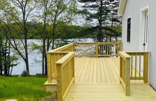 Newcastle Cottage | Cozy Lakefront Cottage with Stunning Views, Deck, BBQ Grill, and Outdoor Firepit