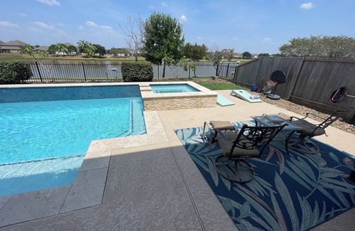 Rosenberg House | Cozy Lakefront Pool House on the outskirts of Houston