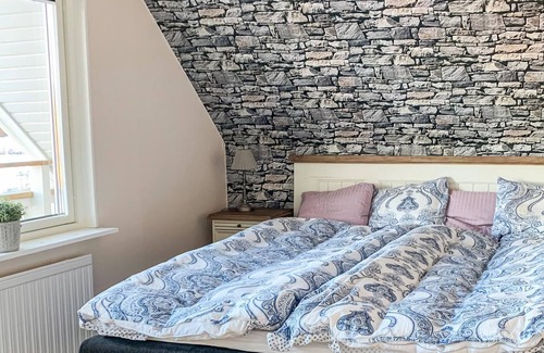 Almsta House | Cozy, large vacation home in close proximity to the water.