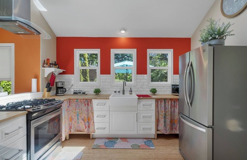 Southeast Salem Cottage | Cozy Lilly Cottage in Salem