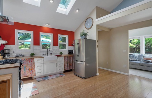 Southeast Salem Cottage | Cozy Lilly Cottage in Salem