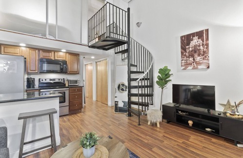 Newbold Condo | Cozy Loft Free w Gym, Garden, Wifi, Target Next Door, Central location