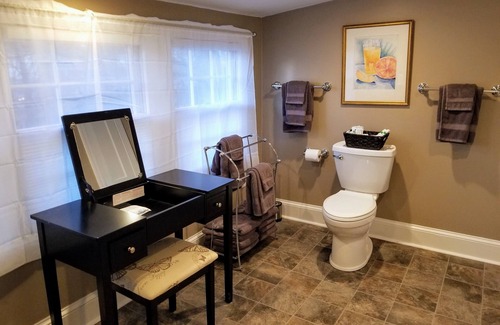 East Hill Apartment | Cozy loft. Near downtown Nashville. 40% Monthly Discount. 30 day minimum stay.