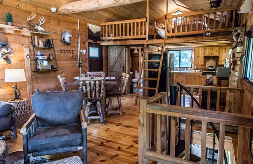 Ferryville Cabin | Cozy Log Cabin w/Hot Tub - King Bed - Private Acreage - Mississippi Getaway