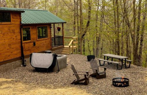 Allegheny Mountains House | Cozy Log Cabin with a Hot Tub near Seneca Rocks, West Virginia - Perfect for a Romantic Glamping Getaway to the Mountains
