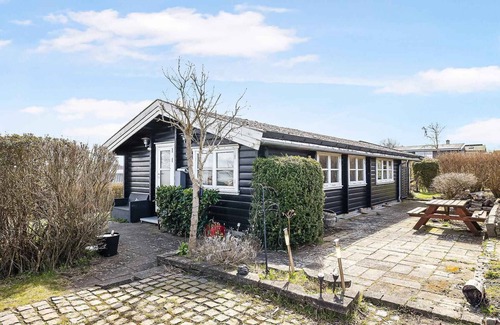 Kirke Saaby House | Cozy log cabin with a view of the water