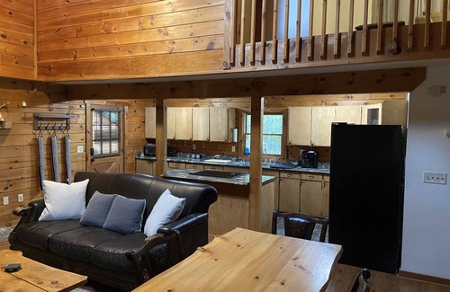 Florence Cabin | Cozy log cabin with plenty of space in Florence, SC