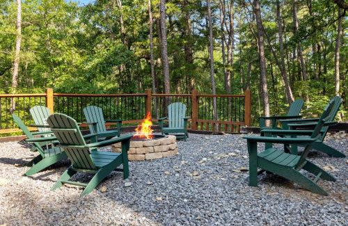 Broken Bow House | Cozy Luxe Cabin Hot Tub Firepit