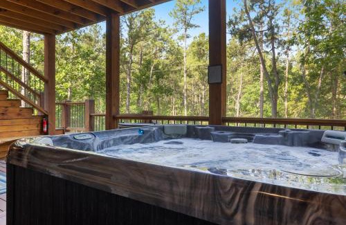 Broken Bow House | Cozy Luxe Cabin Hot Tub Firepit