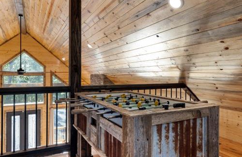 Broken Bow House | Cozy Luxe Cabin Hot Tub Firepit
