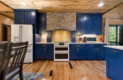 Broken Bow House | Cozy Luxe Cabin Hot Tub Firepit