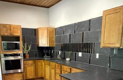 Broken Arrow House | Cozy Luxurious Home on Reservoir w/ Stunning Views! 20 minutes to Airport!