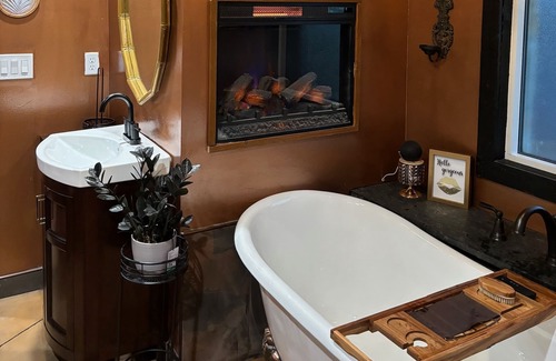 Broken Arrow House | Cozy Luxurious Home on Reservoir w/ Stunning Views! 20 minutes to Airport!