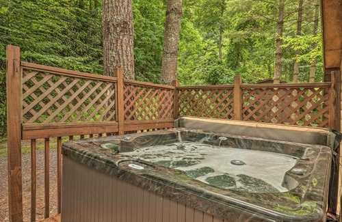 Maggie Valley House | Cozy Maggie Valley Cabin with Deck and Private Hot Tub