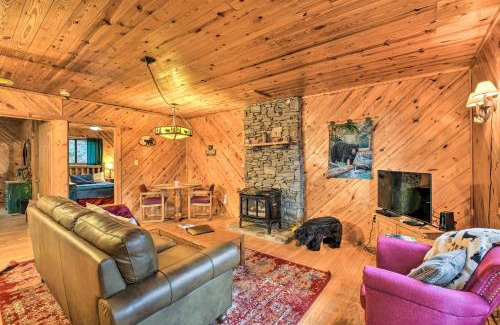 Maggie Valley House | Cozy Maggie Valley Cabin with Deck and Private Hot Tub