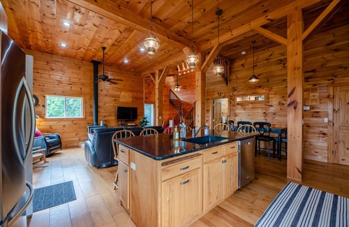 Naples House | Cozy Maple Farm Lodge in the Finger Lakes. Close to wine trails & skiing