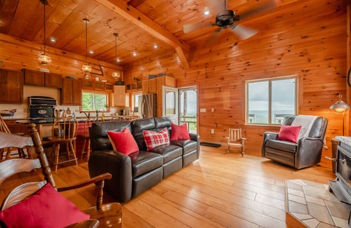 Naples House | Cozy Maple Farm Lodge in the Finger Lakes. Close to wine trails & skiing