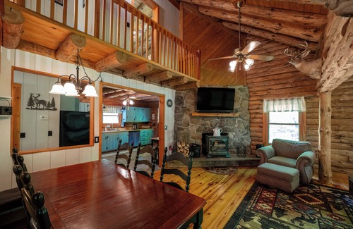 Killingworth Cabin | COZY Maple Tree Cabin - Situated on 6 private acres - short drive to beaches!😎