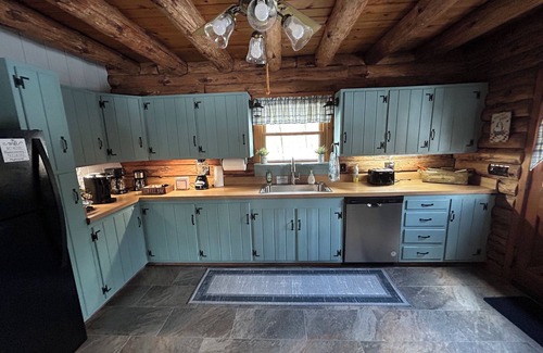 Killingworth Cabin | COZY Maple Tree Cabin - Situated on 6 private acres - short drive to beaches!😎