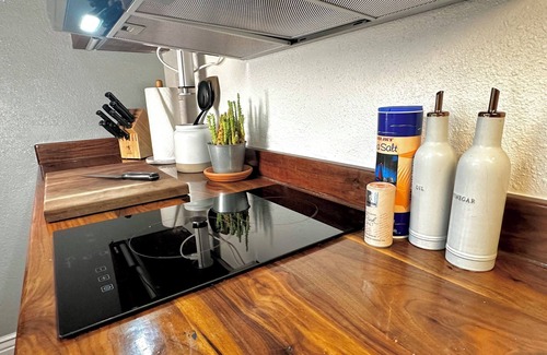 Oakland Apartment | Cozy Maxwell Park Casita with Private Deck & Yard