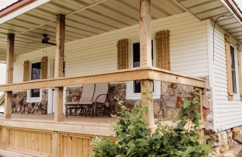 Mountain Grove House | Cozy Midwest Bunkhouse located in the heart of the Ozarks!
