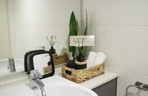 Waitara Apartment | Cozy Minimalist 1 Br Apt near Hornsby mall & trains