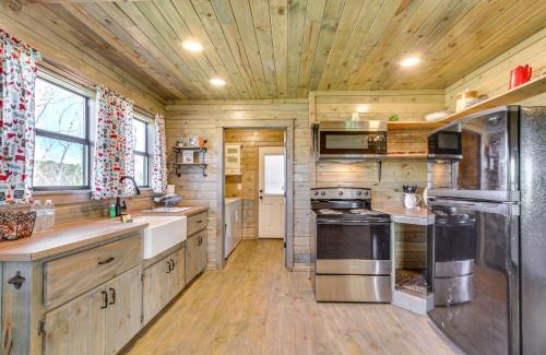 New Site House | Cozy Mississippi Cabin with Covered Porch and Grill!