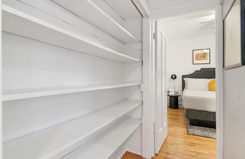 Lake View East Apartment | Cozy Modern 1BR Apt, 10-min Walk to Wrigley Field - Stratford 1E 3E rep