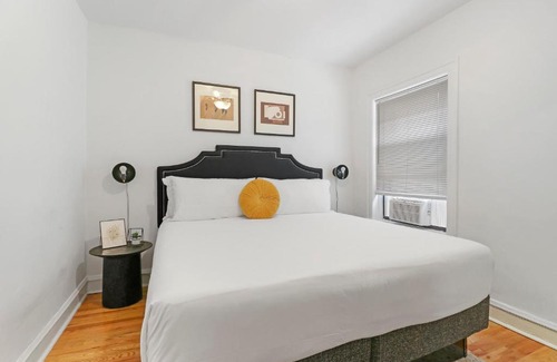 Lake View East Apartment | Cozy Modern 1BR Apt, 10-min Walk to Wrigley Field - Stratford 1E 3E rep