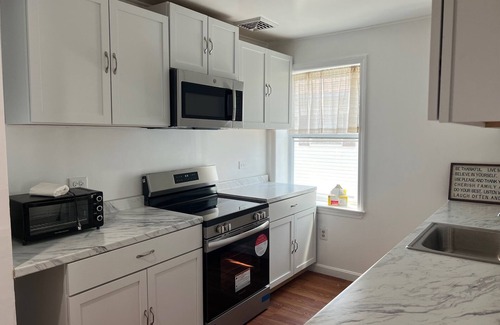 Dover Apartment | Cozy Modern 3-bedroom/2 Bath apartment in downtown Dover with AC, WiFi